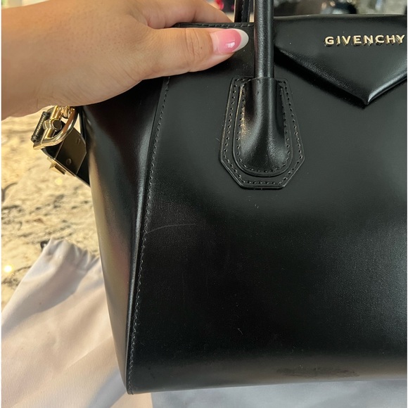 Authentic Black small Antigona satchel bag w/ gold hardware - Picture 3 of 7